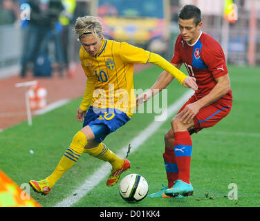 Praga, Repubblica Ceca. Il 14 novembre 2012. Gentile partita di calcio Repubblica Ceca 'U21' vs Svezia 'U21' in Praha, Repubblica Ceca, Novembre 14, 2012. Tomas fori (CZE) (a destra) e Mathias Andersson (SWE). (CTK foto/Michal Dolezal) Foto Stock