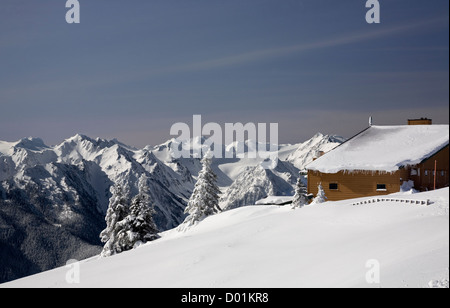 WA06297-00...WASHINGTON - Centro Visitatori presso la Hurricane Ridge con il monte Olimpo gamma al di là nel parco nazionale di Olympic. Foto Stock