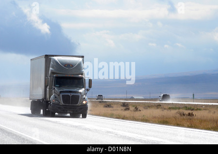 Carrello sulla Interstate Highway in Idaho meridionale. Foto Stock