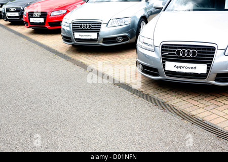 Una linea di automobili per la vendita presso una concessionaria Audi. Foto Stock