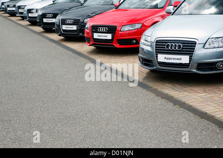 Una linea di automobili per la vendita presso una concessionaria Audi. Foto Stock