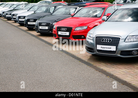 Una linea di automobili per la vendita presso una concessionaria Audi. Foto Stock