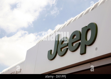 Un grande logo Jeep sul lato di un edificio. Foto Stock