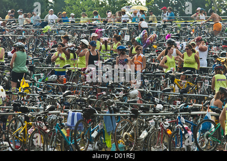 Triathlon bike racers in bicicletta area di staging, Austin in Texas Foto Stock