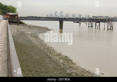 Il molo abbandonati sul Tamigi a Woolwich a Londra in Inghilterra Foto Stock