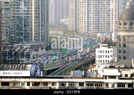 La città di Shanghai il traffico del pomeriggio Foto Stock