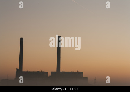 Silhouette della stazione di alimentazione Foto Stock