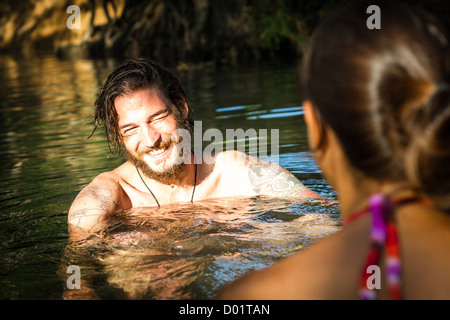 Coppia giovane ha divertimento in acqua Foto Stock