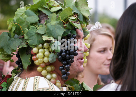 Herbert Graedtke come 'Bacchus' con il vino la regina e le principesse a Radebeul Herbst und Weinfest, Sassonia, Sassonia, Germania Foto Stock