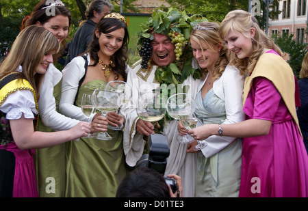 Herbert Graedtke come 'Bacchus' con il vino la regina e le principesse a Radebeul Herbst und Weinfest, Sassonia, Sassonia, Germania Foto Stock