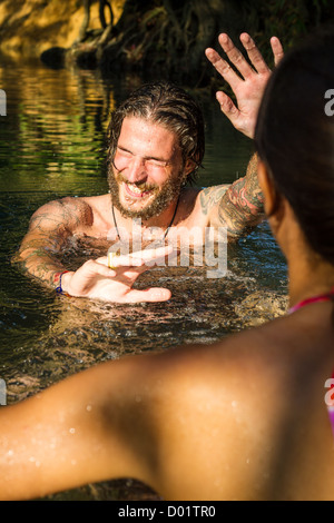 Coppia giovane ha divertimento in acqua Foto Stock