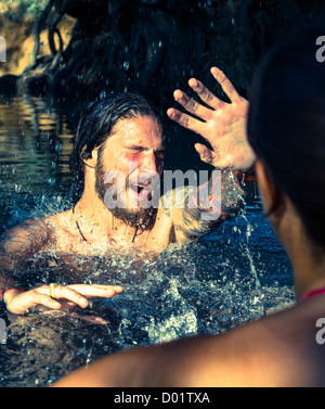 Coppia giovane ha divertimento in acqua Foto Stock