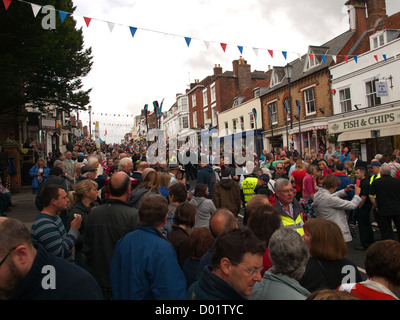 Torcia olimpica Lymington Hampshire England Regno Unito - folla in attesa dell'arrivo della torcia Foto Stock