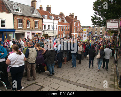 Torcia olimpica Lymington Hampshire England Regno Unito - folla in attesa dell'arrivo della torcia Foto Stock