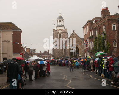 Torcia olimpica Lymington Hampshire England Regno Unito - folla in attesa sotto la pioggia Foto Stock