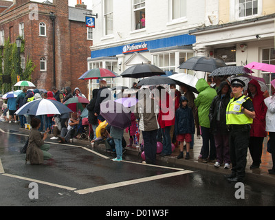 Torcia olimpica Lymington Hampshire England Regno Unito - folla in attesa sotto la pioggia Foto Stock
