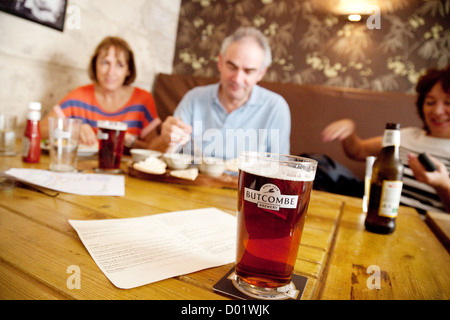 Persone di bere una pinta di birra Butcombe real ale, Griffin Inn, bagno Somerset REGNO UNITO Foto Stock