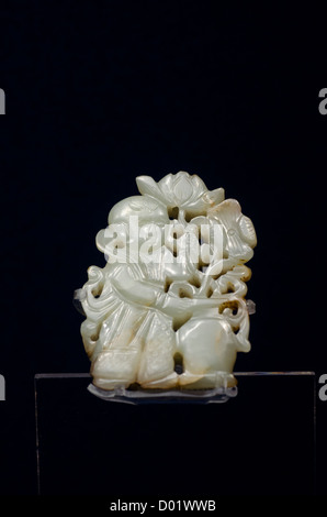 Cina, Shanghai, il Museo di Shanghai. Antica Collezione di giada. Jade boy tenendo un fiore di loto, c. Song (960-1279 AD) Foto Stock