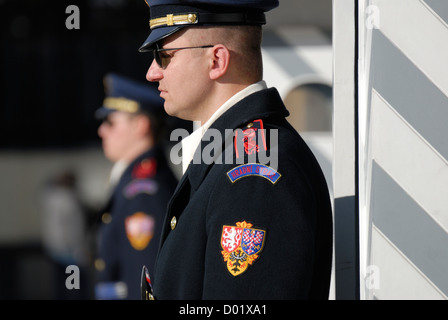 Praga, Repubblica Ceca. I soldati in piedi in guardia dal castello cancelli principali Foto Stock