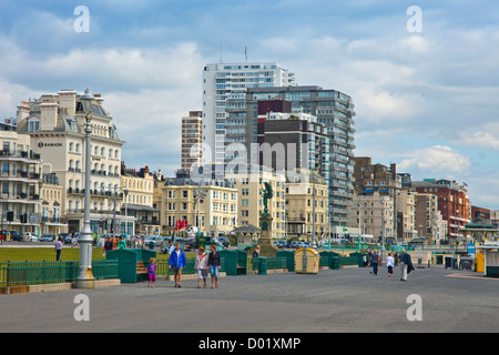 Guardando ad est verso Brighton dal lungomare a Hove in East Sussex, England, Regno Unito Foto Stock