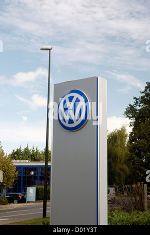 Un grande logo Volkswagen sul display al di fuori di una vettura VW concessionaria nel Regno Unito. Foto Stock