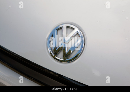 Un argento badge Volkswagen come visto sul cofano del motore di un VW. Foto Stock