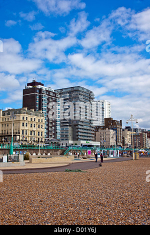 Guardando ad est verso Brighton dal lungomare a Hove in East Sussex, England, Regno Unito Foto Stock