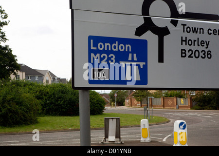 Un cartello autostradale su una rotatoria dirigere gli automobilisti a Londra M23 nel Regno Unito. Foto Stock