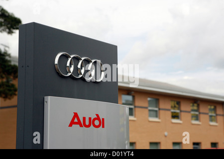 Il logo Audi e quattro anelli come visto in pubblicità per un ufficiale Usato Audi concessionaria auto. Foto Stock