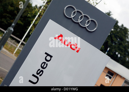 Il logo Audi e quattro anelli come visto in pubblicità per un ufficiale Usato Audi concessionaria auto. Foto Stock