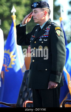 Army US General David Petraeus durante la modifica del comando cerimonia Ottobre 31, 2008 a MacDill AFB, FL. Petraeus ha rassegnato le dimissioni come direttore della CIA il 9 novembre 2012 dopo il rilascio di una dichiarazione dicendo che aveva impegnato in un affare extraconiugale. Foto Stock
