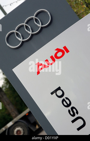 Il logo Audi e quattro anelli come visto in pubblicità per un ufficiale Usato Audi concessionaria auto. Foto Stock