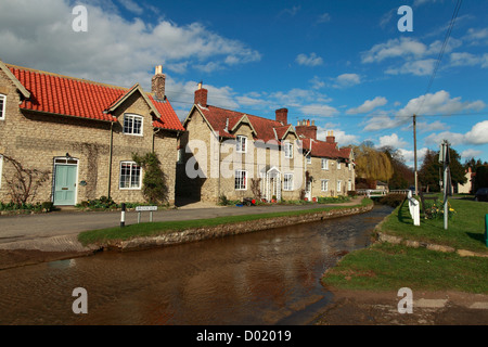 Fiume ford a Hovingham villaggio in Ryedale, North Yorkshire Foto Stock