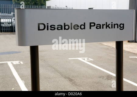 Un parcheggio disabili bay in un parcheggio. Foto Stock