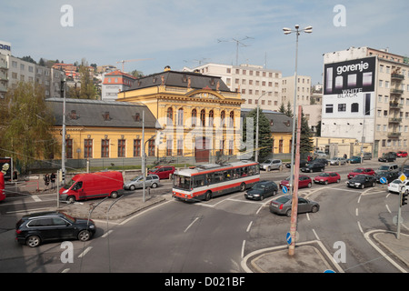 Una strada trafficata giunzione (Sancova/ Prazska vicino alla slovacca Museo Tecnico) a Bratislava, in Slovacchia. Foto Stock