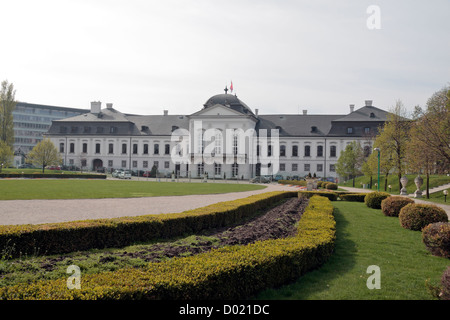 Il giardino sul retro del giardino di Palazzo Grassalkovich di conteggio o il Palazzo Presidenziale a Bratislava, in Slovacchia. Foto Stock