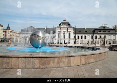 La fontana del globo, Giardino Palazzo del Conte Grassalkovich (Palazzo Presidenziale) & Giardini Grassalkovich, Bratislava, Slovacchia. Foto Stock