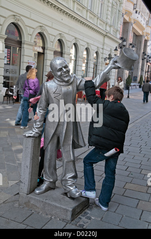 'Schöne Náci', una strada arte scultura raffigurante Ignác Lamár, un famoso uomo locale dai primi del novecento, Bratislava, Slovacchia. Foto Stock