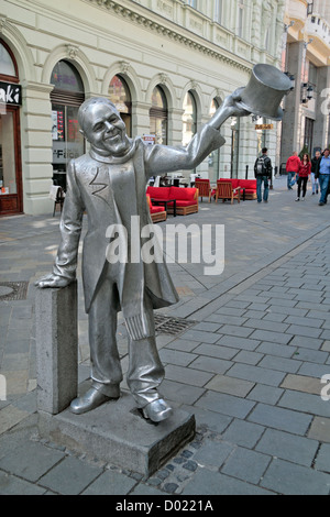 'Schöne Náci', una strada arte scultura raffigurante Ignác Lamár, un famoso uomo locale dai primi del novecento, Bratislava, Slovacchia. Foto Stock