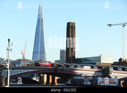 Ottima vista del coccio e Tate Modern visto da di Paolo a piedi sul lato nord del Tamigi. Foto Stock