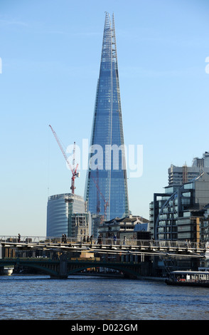 Ottima vista del Shard visto da di Paolo a piedi sul lato nord del Tamigi. Foto Stock