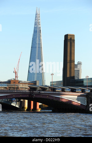 Ottima vista del coccio e Tate Modern visto da di Paolo a piedi sul lato nord del Tamigi. Foto Stock