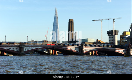 Ottima vista del coccio e Tate Modern visto da di Paolo a piedi sul lato nord del Tamigi. Foto Stock