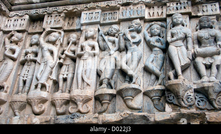 Bassorilievi sculture Tempio Jagdish Udaipur Rajasthan in India Foto Stock