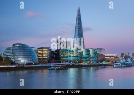 La mattina presto su Shard, Municipio e gli edifici di più lo sviluppo di Londra lungo il South Bank di Londra Inghilterra, Regno Unito Foto Stock