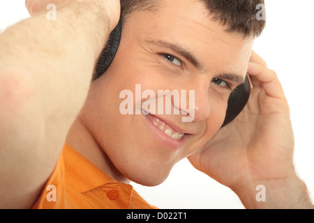 Uomo con cuffie listenting di musica Foto Stock