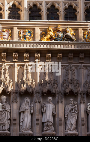 Dettaglio sulla facciata frontale dell'Abbazia di Westminster, Londra Inghilterra, Regno Unito Foto Stock
