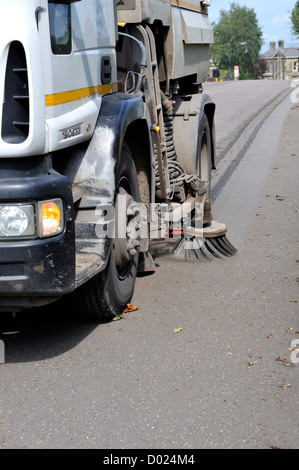 La spazzolatura su strada dopo il resurfacing Foto Stock