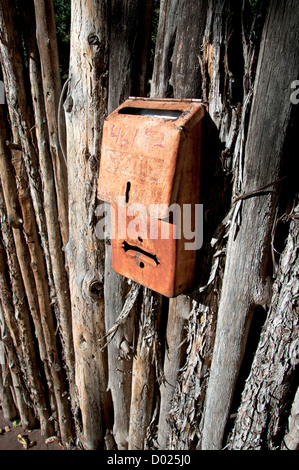 Vecchio stile cassetta postale arrugginito Foto Stock