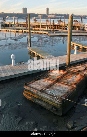 I bacini galleggianti sedersi su terreni fangosi riverbed durante la bassa marea a 79th Street in barca nel Bacino di Riverside Park Foto Stock